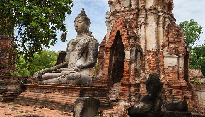Explore the world heritage site at Wat Mahathat Ayutthaya
