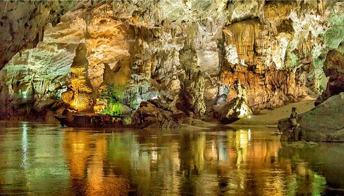 This is a famous cave in Cao Bang, known for its wonderful natural landscapes.