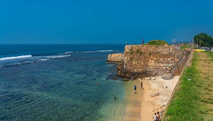 Fortaleza offers a panoramic view of the fort and the Indian Ocean 