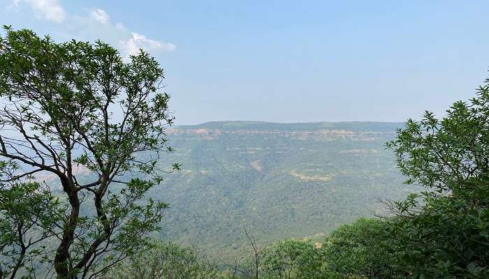 Get a birds-eye view of the Mahabaleshwar from the Mahabaleshwar hill, which is the top picnic spot in Maharashtra.