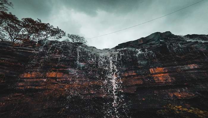 Nikmati pengalaman menyegarkan di Air Terjun Ghatarani, salah satu tempat piknik menyegarkan yang paling disukai di Raipur. 