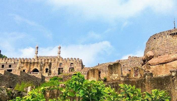 A captivating image of Golconda Fort which is considered one of the best historical places near Hyderabad.