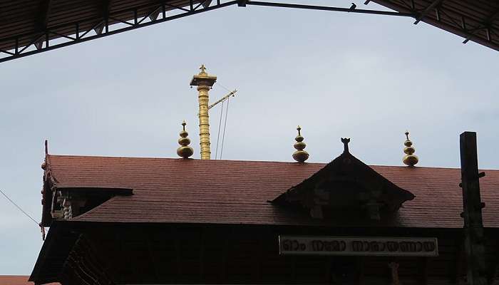Guruvayurappan Temple exudes elegance and stands tall with a towering 33.5-meter high gold-plated flag post.