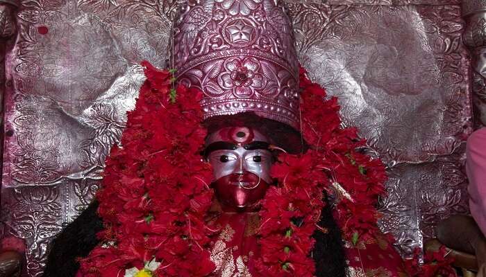 Inside Tarapith Mandir is a holy statue of Maa wearing a silver crown adorned with garlands.