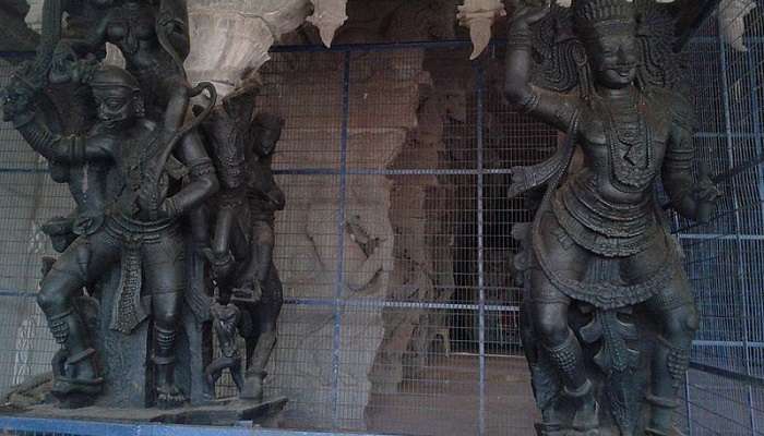 statues outside the Krishnapuram Venkatachalapathy Temple