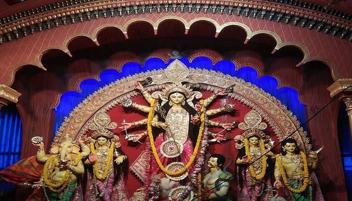 Kuil Arackal Devi yang megah memiliki sejarah mendalam dan mitologi terkait yang menarik ratusan umat setiap hari.