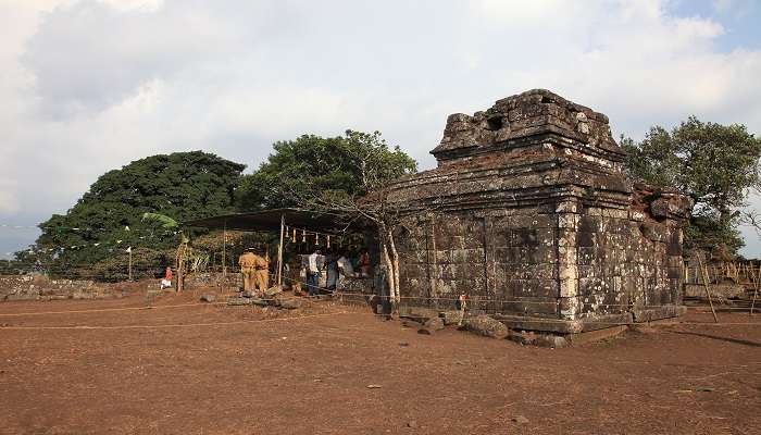 Peziarah mengunjungi Kuil Mangaladevi kuno untuk melakukan ritual tahunan