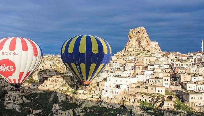 A group of people enjoying the views of Pigeon Valley on hot air balloon