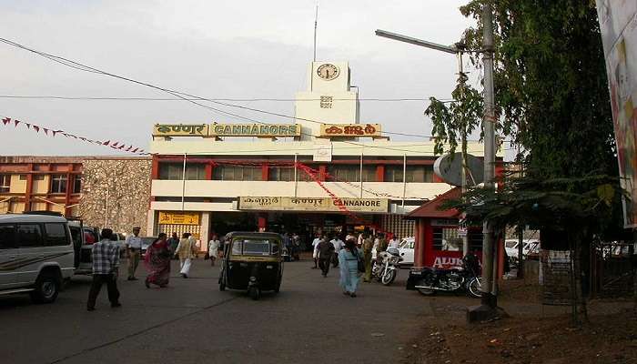 Stasiun kereta Kannur adalah salah satu cara untuk mencapai Kuil Parassinikadavu Sri Muthappan