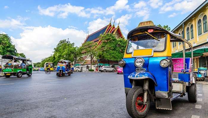 Take the traditional Blue Tuk to visit King Rama IX Park in Bangkok style.