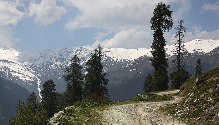 Before travelling to the Saach Pass, visitors must be well-researched and read about the place