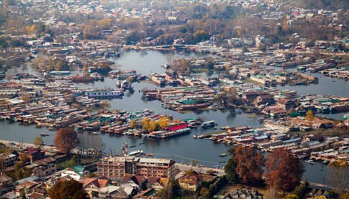 Shankaracharya Temple offers devotees and tourists with a gorgeous view of the Dal Lake in Srinagar, Kashmir.