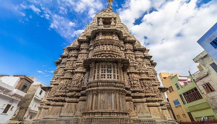  Kuil Hindu mahakarya yang didedikasikan untuk Dewa Wisnu, menampilkan ukiran indah dalam perjalanan darat Delhi ke Udaipur