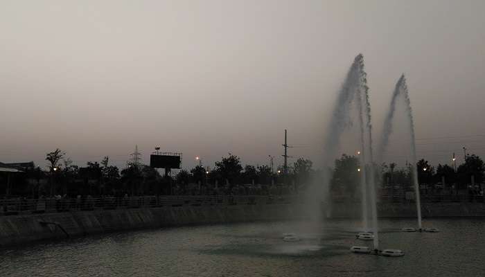 Janeshwar Mishra Park is a famous weekend gateway and one of the best picnic spots in Lucknow.
