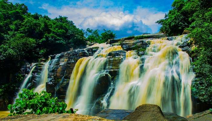 Majestic Jonha Falls is ranked top among the best picnic spots in Jharkhand for families. 