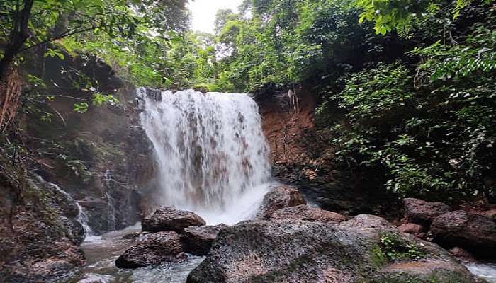 Air Terjun Kesarval Spring Verna adalah salah satu air terjun paling tenang dan indah di Goa Selatan