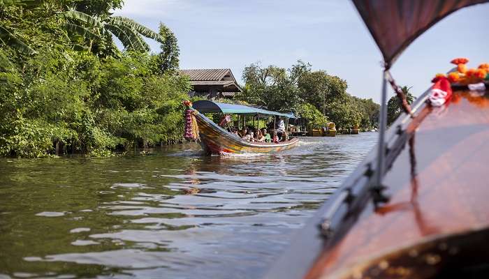 Enjoy a thrilling boat ride while exploring the Khlong Lat Mayom Floating Market. 