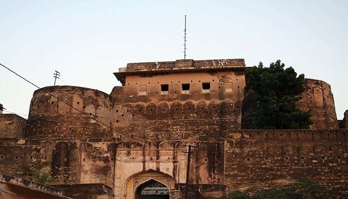 Benteng Kishangarh, sebuah bangunan megah dianggap sebagai daya tarik utama dalam perjalanan darat Delhi ke Goa Anda.