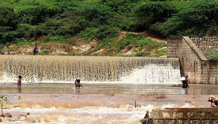 You may take a dip around the waters of Kodiveri Dam too when the water levels are low.