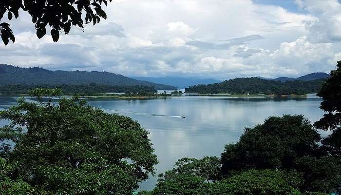 Lac Kenyir, C’est l’une des meilleures destinations de lune de miel en Malaisie