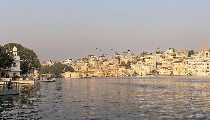 Danau ajaib dengan istana di puncak bukit, menawarkan pelayaran perahu yang mempesona dalam perjalanan darat Delhi ke Udaipur.