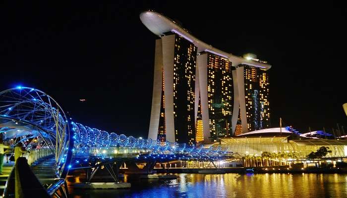 Las vue nocturne de Le pont Hélix, C’est l’une des meilleurs attractions touristiques de Singapour