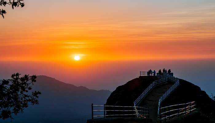 Capture picturesque sunsets at Mahabaleshwar.