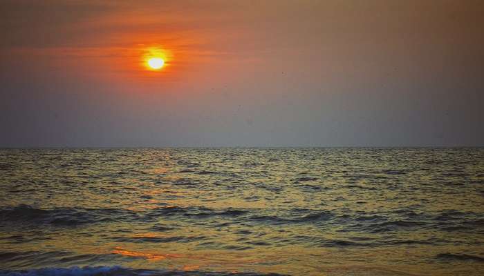 Pantai Malpe, terkenal karena pemandangan matahari terbenamnya, merupakan salah satu pantai terbaik di Udupi