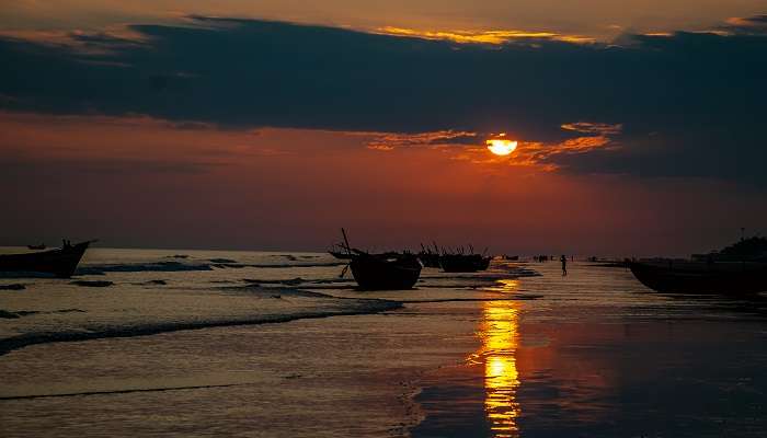 Capture spectacular sunsets at Mandarmani, while covering offbeat places in Kolkata.