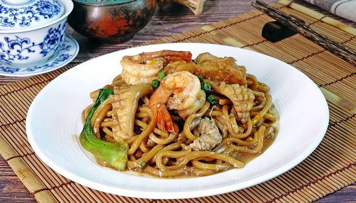 With a hint of Chinese cuisine, Mee Hokkien is a must-try for tourists in Phuket Old Town