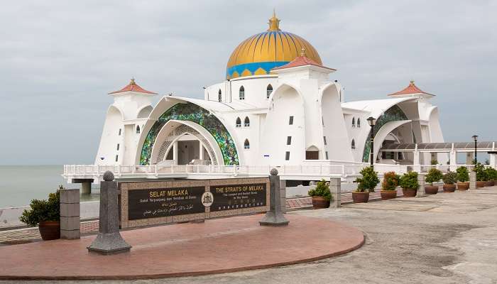 La vue de mosquee en Melaka, C’est l’une des meilleurs endroits à visiter en Malaisie