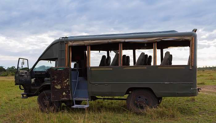 Safari minibus membawa lebih dari 20 orang di Taman Nasional Kabini India