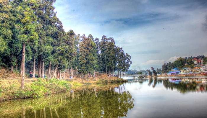 Pemandangan damai berperahu di Danau Sumendu di kota Mirik, salah satu tempat terpencil di Darjeeling
