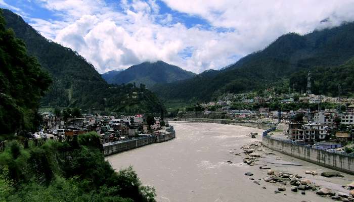 The gorgeous town of Uttarkashi where the Mundali Meadows are located near budher caves