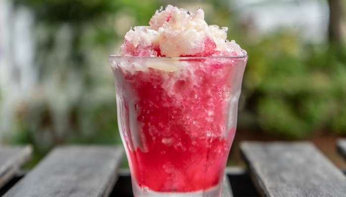Made of shaved ice, Oh Eaw is a hyper-sweet syrup that includes gelatinous cubes made from banana