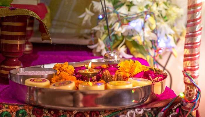 Seek the blessings of the mangal arti at the mandir for the eternal peace.
