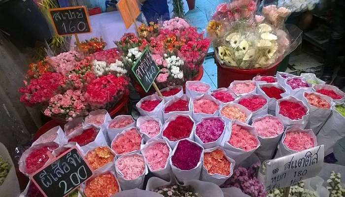 Bunga-bunga cerah di Pasar Bunga Pak Khlong Talat, tempat yang wajib dikunjungi.