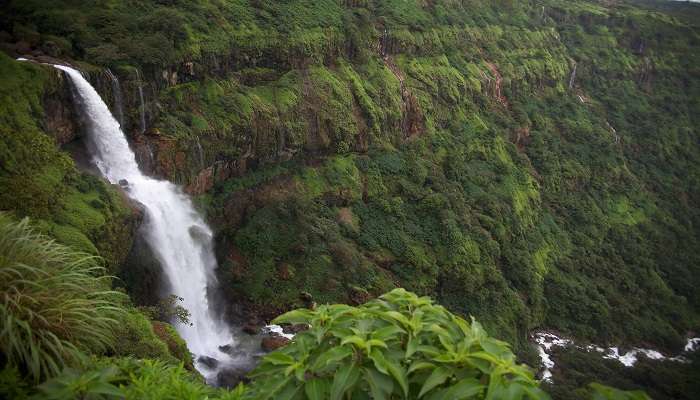 Relish the panoramic Lingmala waterfall at Panchgani.