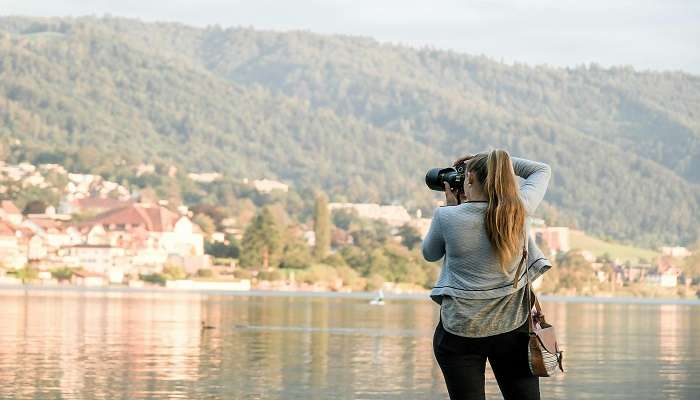 Capturing the glance of beautiful Kandy Lake in Sri Lanka is one of the best activities to do