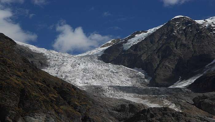 Desa Pedesaan Himalaya Khati dalam perjalanan ke gletser Pindari/Kafni