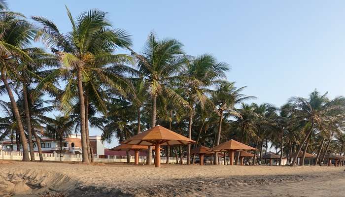 Polhena Grand Resort & Banquet is a Polhena beach resort close to the bay