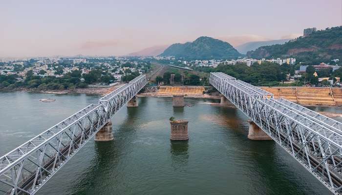 Bendungan Prakasam yang bersejarah dan indah, salah satu tempat terbaik untuk dikunjungi di dekat Vijayawada dalam jarak 50 km.