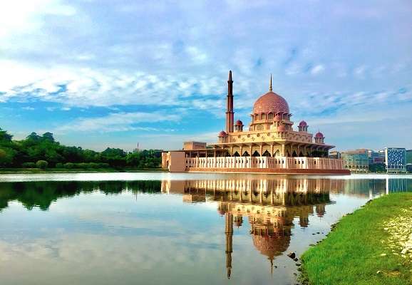 La vue de mosquee de Putrajaya, C’est l’une des meilleures destinations de lune de miel en Malaisie