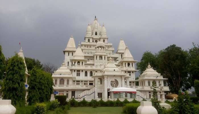 Once you have explored Prem Mandir, Radha Raman Temple can be the next spot in your itinerary
