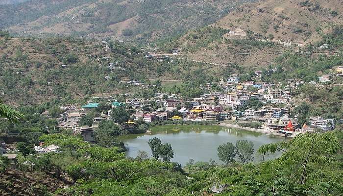 Rewalsar Lake in Mandi is a square-shaped lake surrounded by mountains for trekking and hiking on all sides.