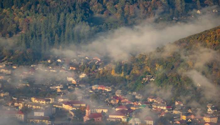 Kabut pagi pegunungan di musim gugur di Kausani