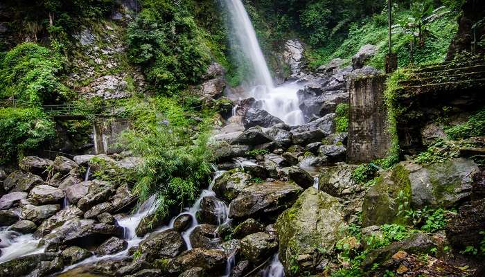 Tempat unik di dekat Gangtok antara lain Air Terjun Seven Sisters