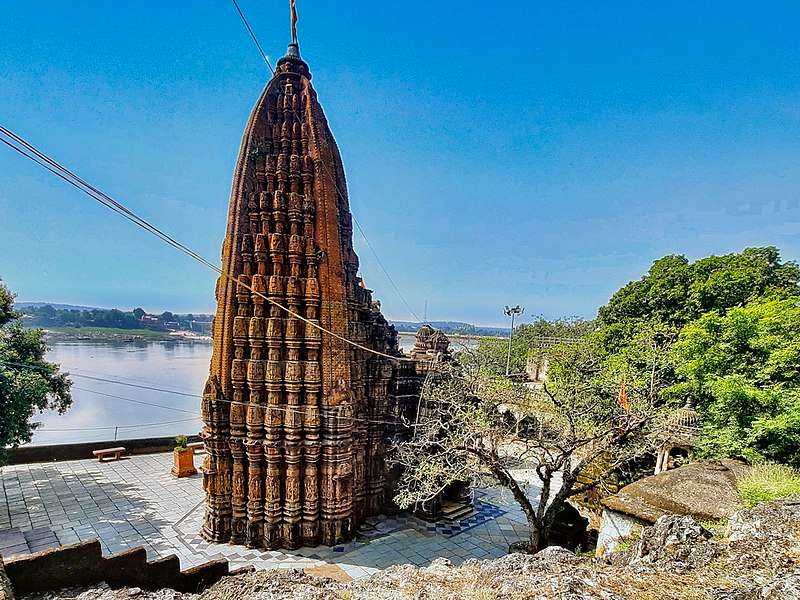 a historic Jain and Hindu pilgrimage temple on the banks of Narmada.