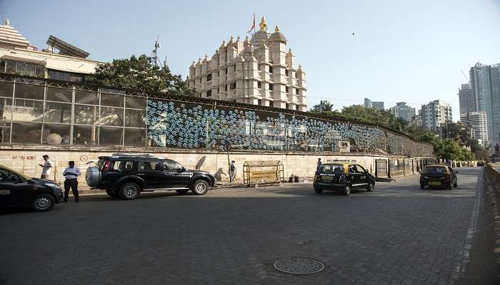 The exterior view of a mandir in Mumbai.