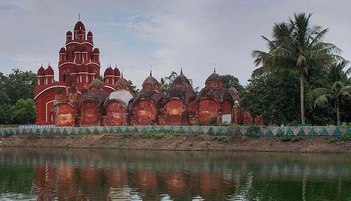 Full of temples, ancient mansions, and lush greenery, Sombrazar is a great offbeat tourist spot near Kolkata